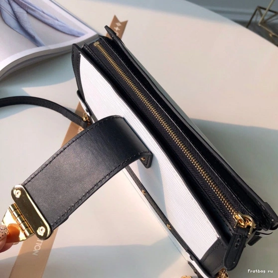 First bag ru Louis Vuitton CHANELUTCH TRUNK 0805